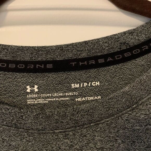 Under Armour Men’s Athletic shirt. Size: Small - Picture 2 of 3